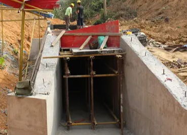 水庫在涵洞上方安裝鋼絲繩葫蘆,解決物料吊運難題